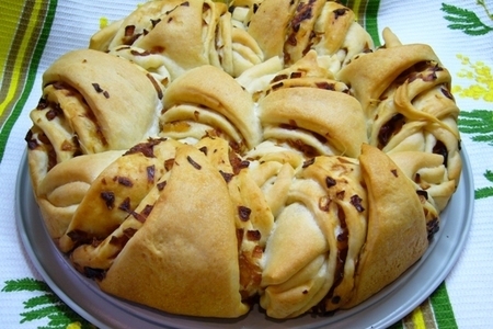 Фото к рецепту: Постный отрывной луковый пирог с белыми грибами на рисовом отваре 