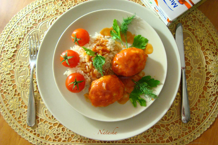 Фото к рецепту: Куриные котлеты с капустой  в томате с рисом индика gold .