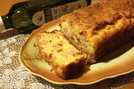 Фото к рецепту: Pastel de jamón y queso al romero - пирог с ветчиной, сыром и розмарином