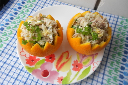 Фото к рецепту: Салат " мимоза" в апельсиновых "корзиночках"