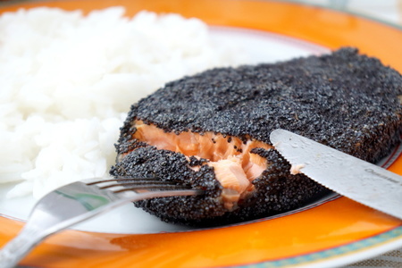Фото к рецепту: Рыба в маке с нежным рисом