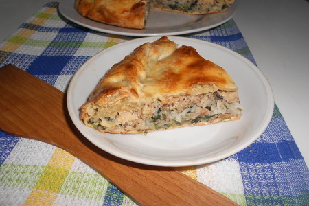 Фото к рецепту: Пирог с рисом басмати, крапивой и сардинами