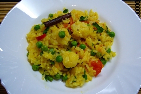 Фото к рецепту: Пряный рис с цветной капустой, зеленым горошком и помидорами