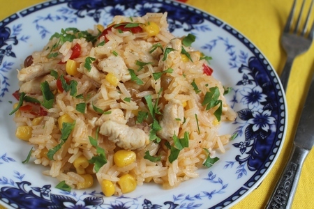 Фото к рецепту: Пестрый рис с куриной грудкой