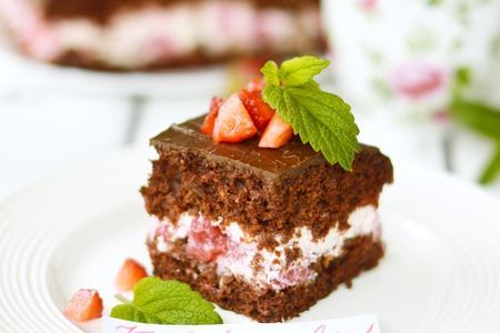 Фото к рецепту: Шоколадное пирожное с клубникой и бальзамическим уксусом.