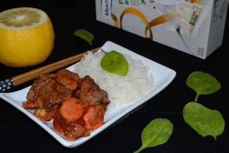 Фото к рецепту: Индейка в томатно-лимонном соусе с рисом