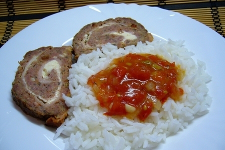 Фото к рецепту: Рис индика с мясным рулетом и томатным соусом