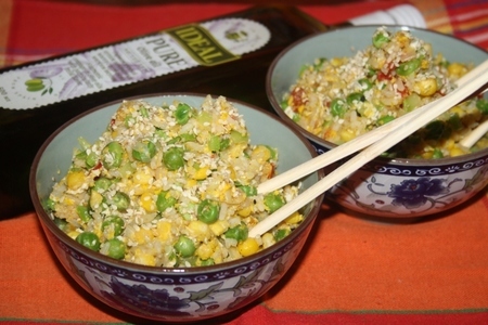 Фото к рецепту: Жареный рис с овощами и яйцом по-китайски