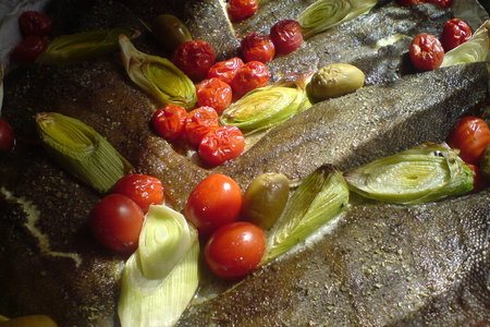 Фото к рецепту: Камбала,запечённая с пореем и помидорками