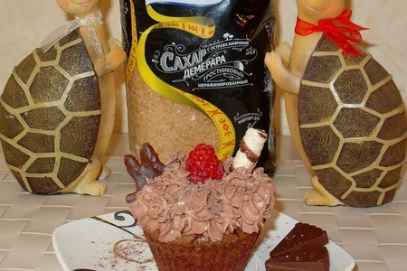 Фото к рецепту: Мега шоколадные капкейки с шоколадным ганашем