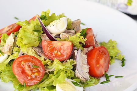 Фото к рецепту: Салат из тунца с помидорами.