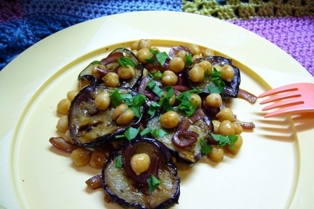 Фото к рецепту: Салат из нута с баклажанами и маринованным луком