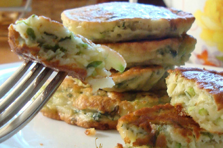 Фото к рецепту: Оладьи с брокколи, кабачком и петрушкой. полезный завтрак