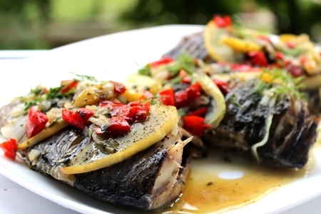 Фото к рецепту: Речная рыба с яблоками и овощами  в духовке // как сделать вкусное блюдо из костлявой рыбы