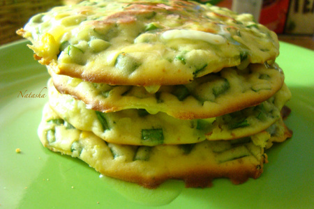 Фото к рецепту: Лепёшки с зелёным луком и яйцом.