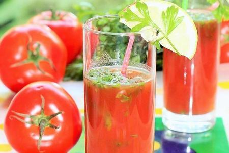 Фото к рецепту: Освежающий томатный коктейль с петрушкой