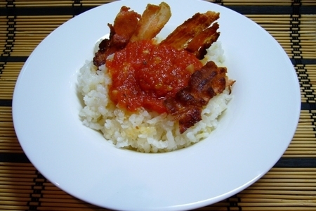 Рис с чесночно-томатным соусом и хрустящим беконом