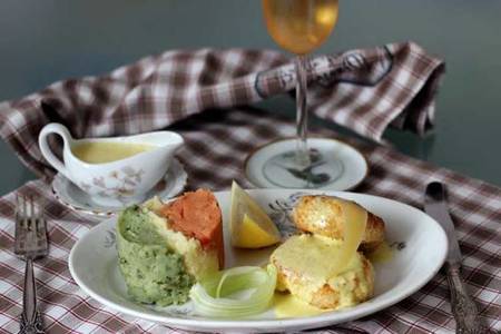 Фото к рецепту: Крабовые котлеты с домашним соусом айоли и трехцветным картофельным пюре
