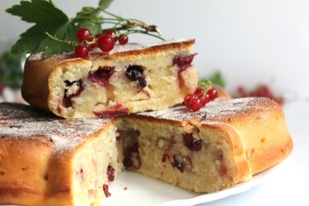 Фото к рецепту: Пирог  с ягодами и семечками