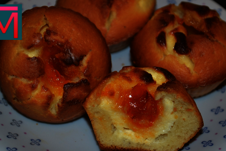 Фото к рецепту: Маффины с творожной начинкой и абрикосовым джемом