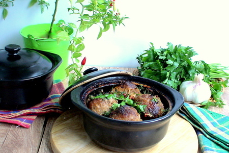 Фото к рецепту: Тефтельки с картошкой с овощным соусом в горшочках 