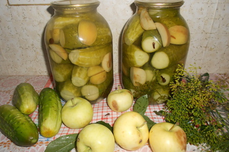 Фото к рецепту: Маринованные огурцы с яблоками