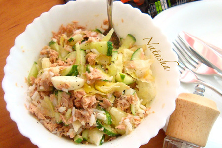 Фото к рецепту: Рисовый салат с тунцом и салатными листьями "айсберг"