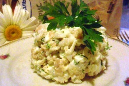 Фото к рецепту: Салат из кальмаров с рисом и яйцом "ностальгический"