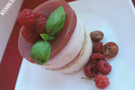 Творожный десерт с земляникой и свежей малиной