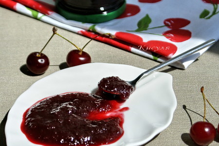 Фото к рецепту: Пряный вишневый конфитюр с розмарином