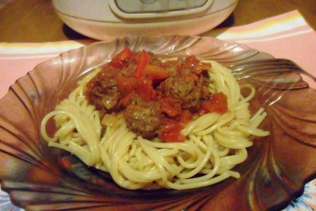 Фото к рецепту: Спагетти с фрикадельками для мультиварки