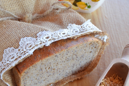 Фото к рецепту: Цельнозерновой хлеб на закваске с маком