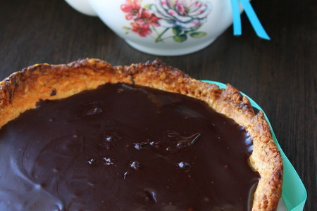 Фото к рецепту: Песочный пирог с шоколадной глазурью