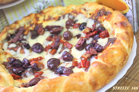 Фото к рецепту: Греческий пирог "сиртаки" с маслинами и сыром (тест-драйв)