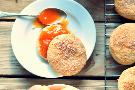 Фото к рецепту: Сконы к завтраку+"живой" джем из абрикосов
