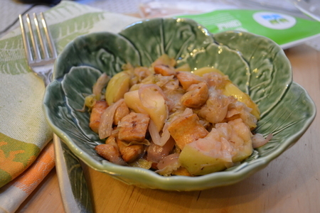 Фото к рецепту: Тушеная капуста с яблоками и колбасками. тест-драйв с окраиной