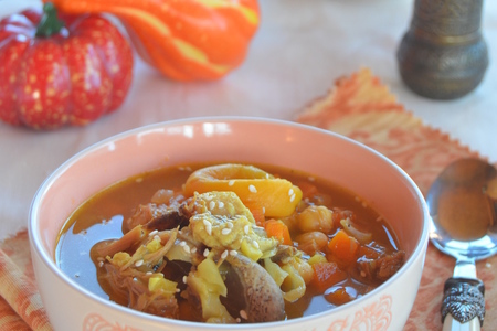 Фото к рецепту: Тыквенный суп с нутом, свиной рулькой и курагой. тест-драйв с окраиной.