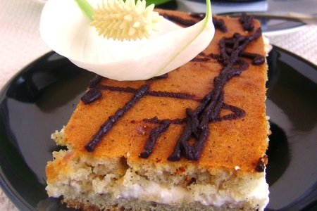 Фото к рецепту: Нежный пирог с кофейным ароматом и зефирной прослойкой к воскресному кофе. фм.