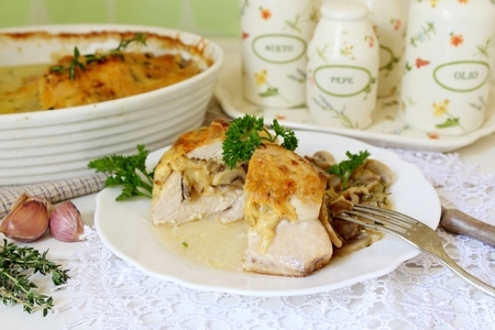 Фото к рецепту: Куриные грудки, фаршированные грибами и сыром 