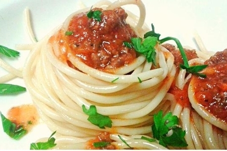 Фото к рецепту: Спагетти болоньезе. тест-драйв с окраиной