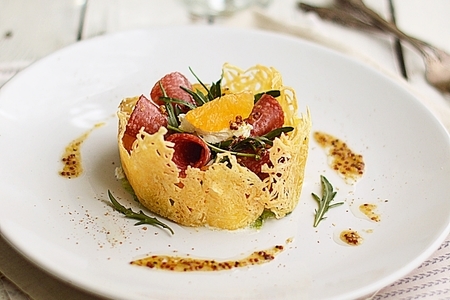 Фото к рецепту: Салат-закуска с салями, мандарином и сливочным сыром. тест-драйв с окраиной