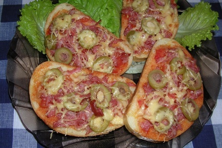 Фото к рецепту: Горячие бутерброды "ленивая пицца" с краковской колбасой тм окраина. тест-драйв