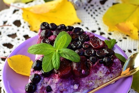 Фото к рецепту: Творожено - геркулесовая запеканка с ягодами «витаминная»  