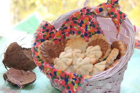 Фото к рецепту: Творожные печенье с кокосом