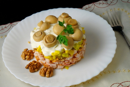 Фото к рецепту: Салат с курицей, орехами и грибами