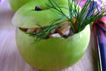 Фото к рецепту: Селедочный салат в яблоке