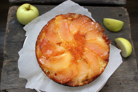 Фото к рецепту: Пирог "яблоки в карамели" 