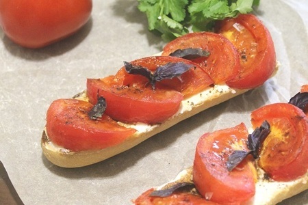 Фото к рецепту: Багет с рикоттой, грилованными помидорами и бальзамико