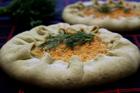 Фото к рецепту: Галета с картофелем и шампиньонами под сырной корочкой