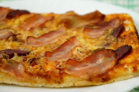 Фото к рецепту: Пицца с беконом и чили. тест-драйв с окраиной